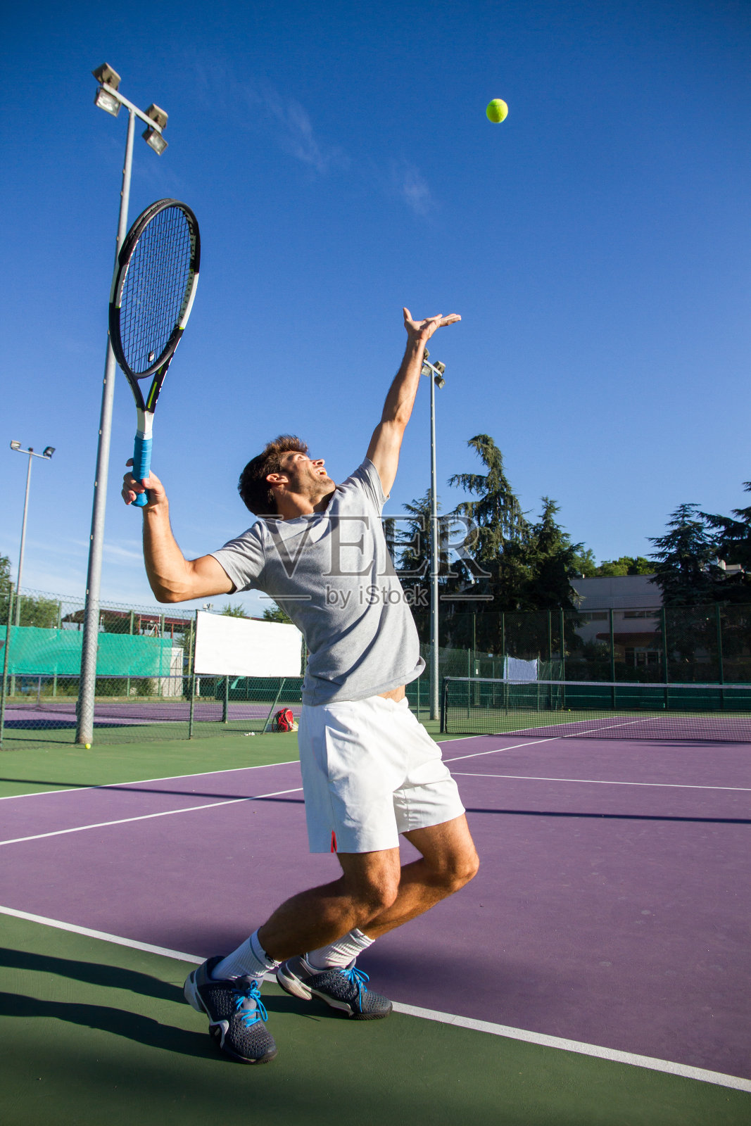 职业网球运动员正在踢网球。照片摄影图片
