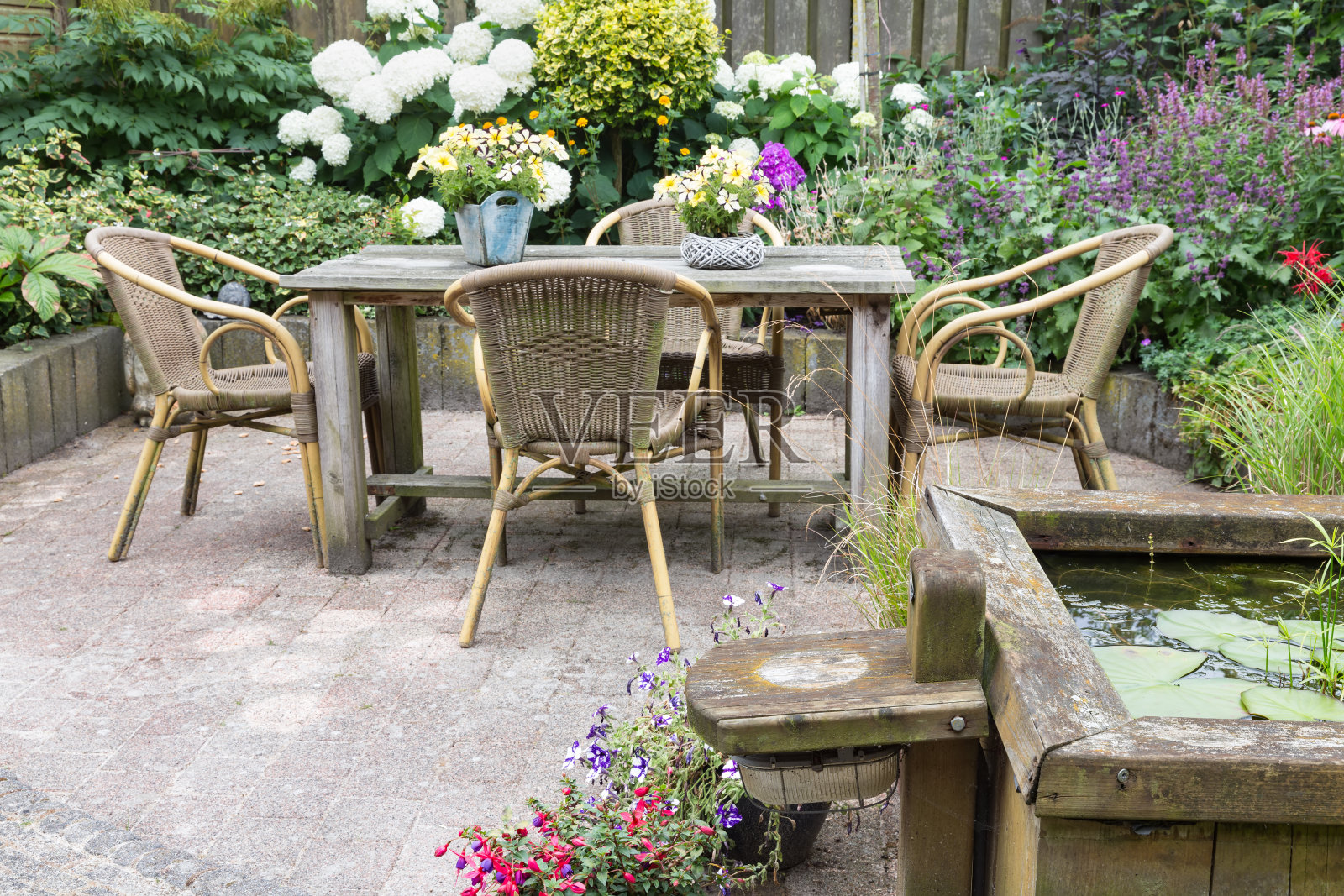 装饰花园中的木制桌椅照片摄影图片