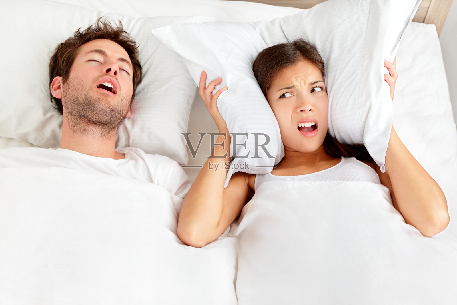 打鼾的男人夫妇在床上照片摄影图片