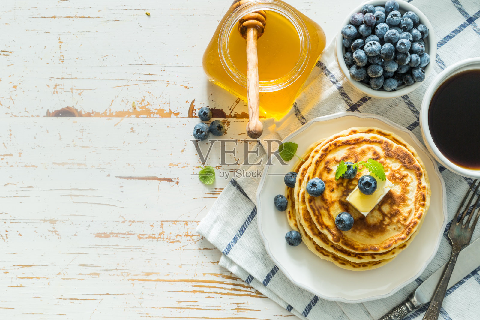 早餐——蓝莓煎饼照片摄影图片