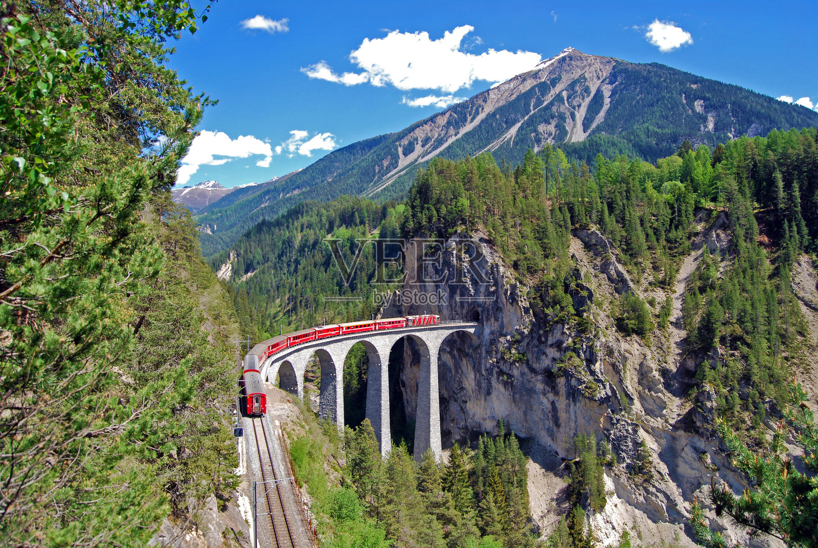 兰瓦塞尔高架桥上的瑞特铁路列车。照片摄影图片
