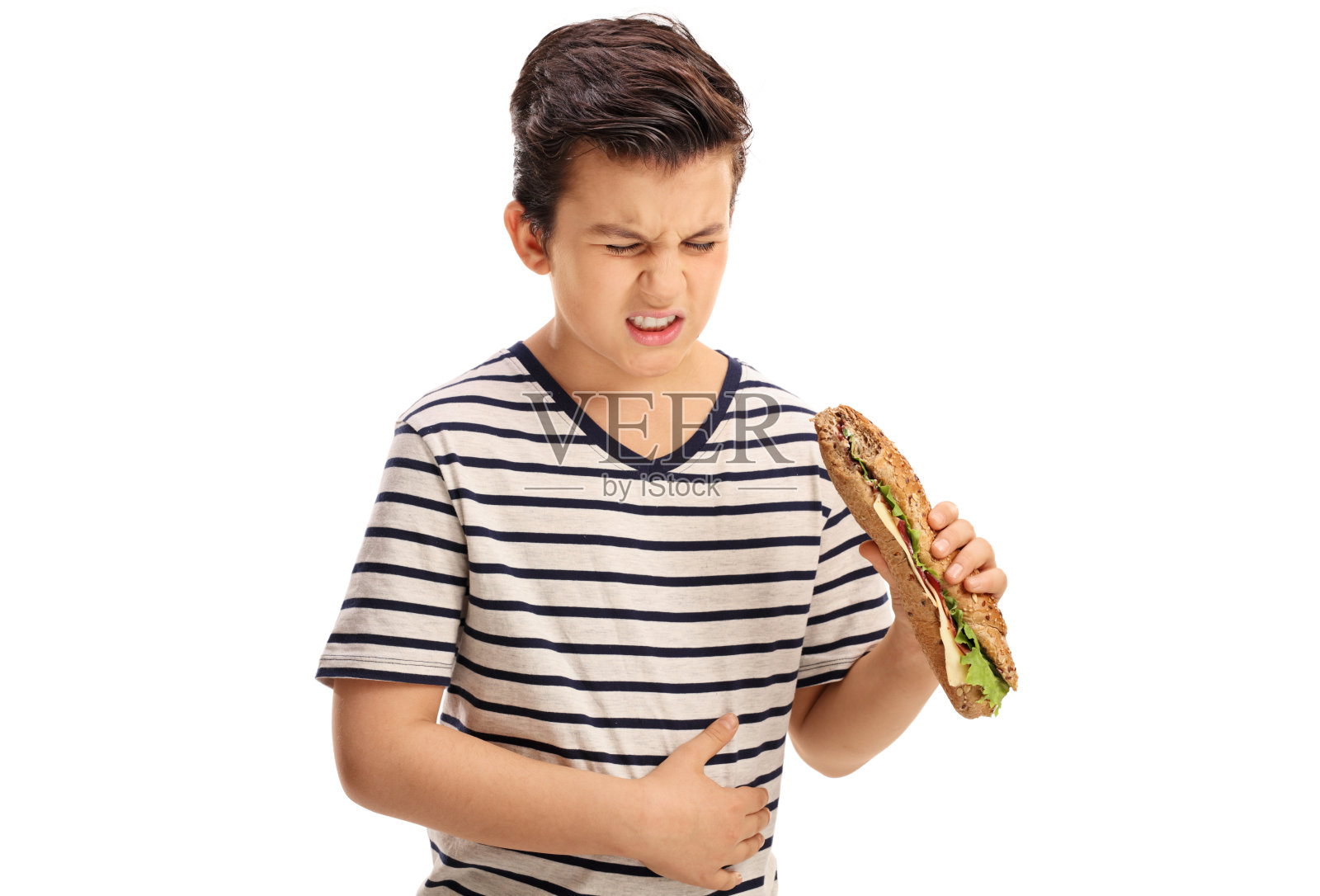 小男孩吃着三明治，肚子疼照片摄影图片
