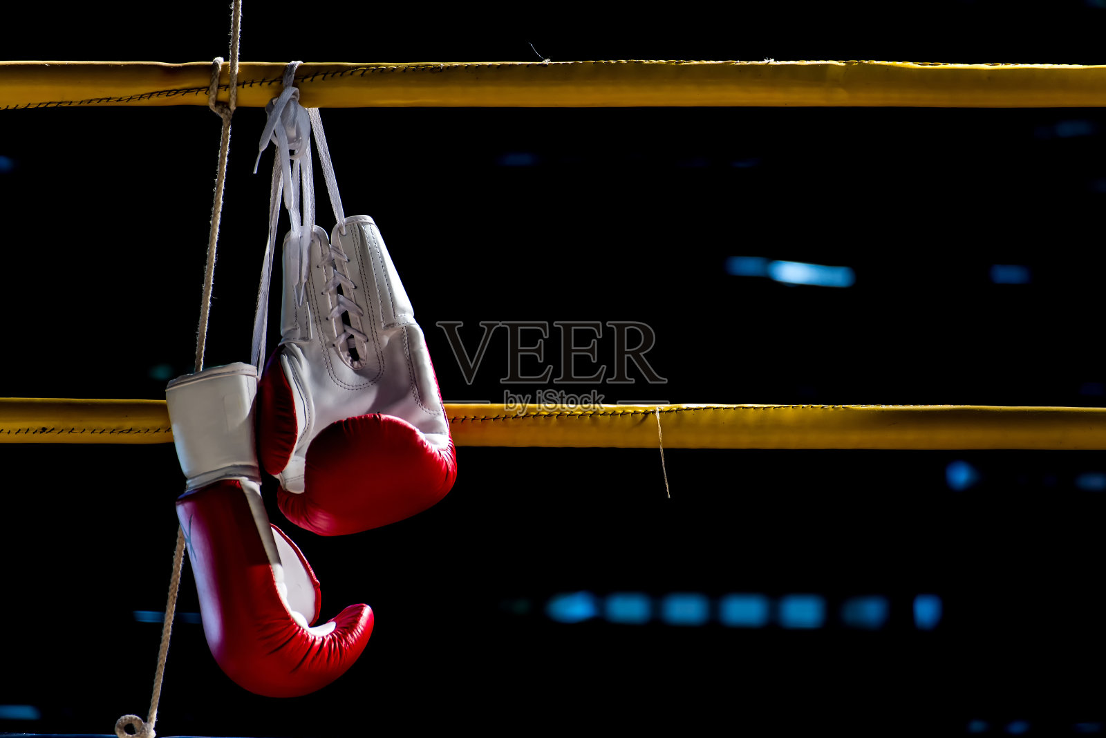 拳击手套挂在拳击台上照片摄影图片