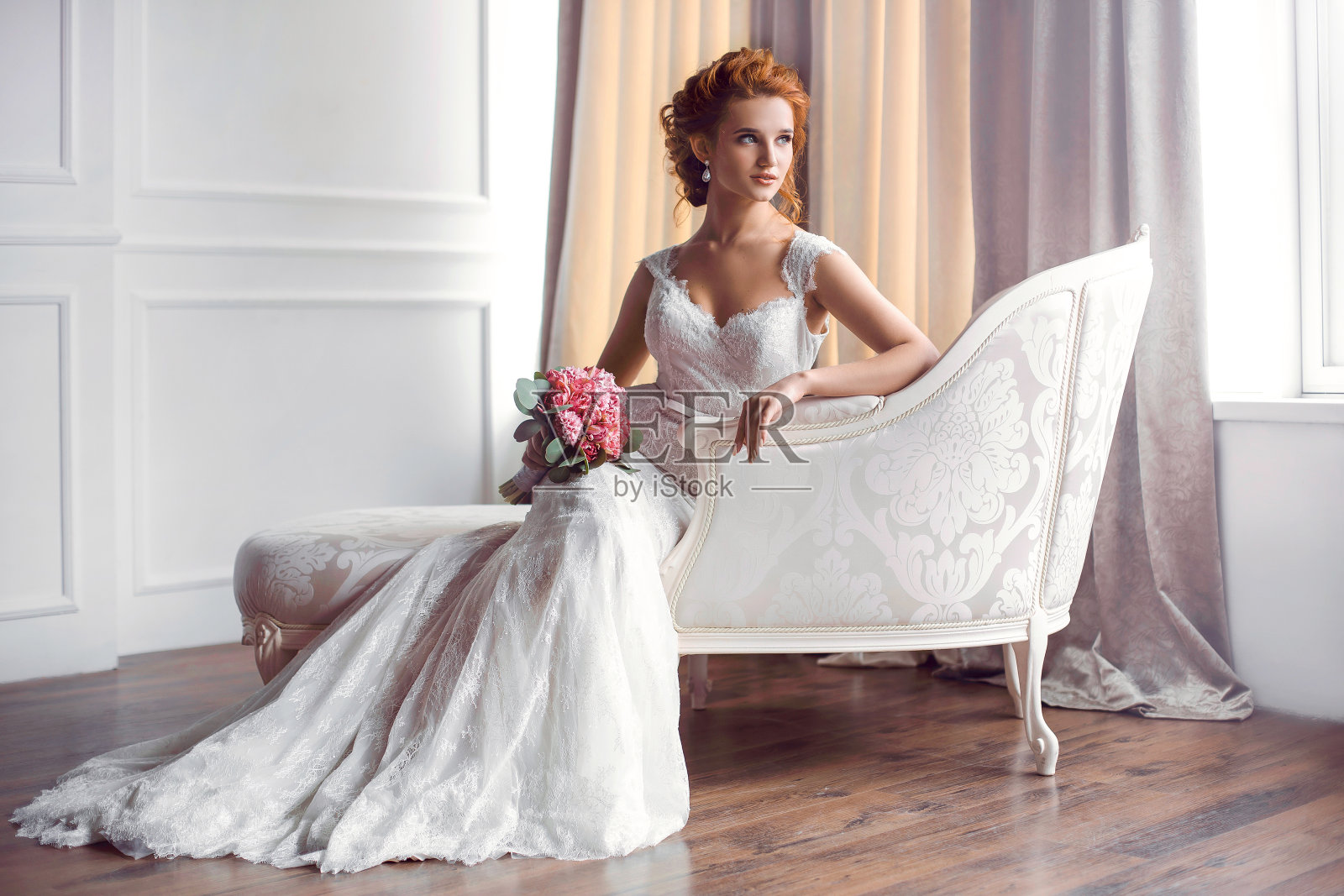 新娘穿着漂亮的礼服坐在室内沙发上休息照片摄影图片