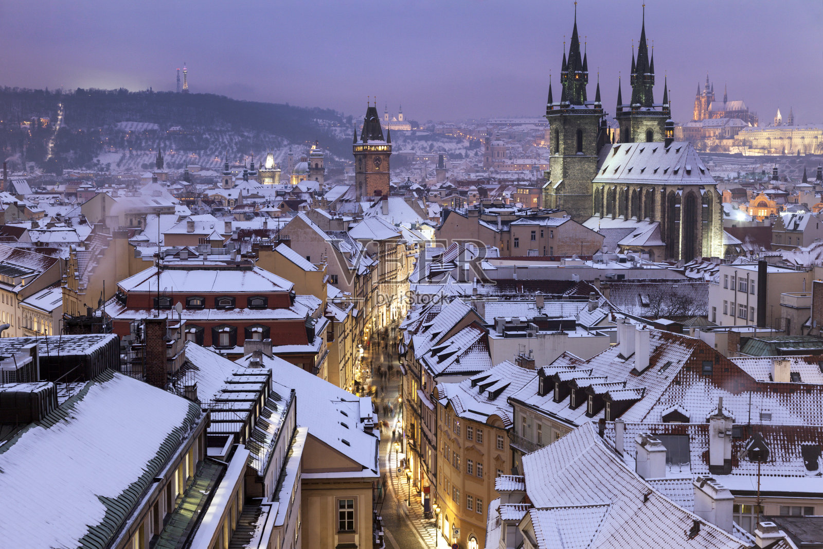 布拉格的冬天——泰恩大教堂和钟楼的城市全景照片摄影图片