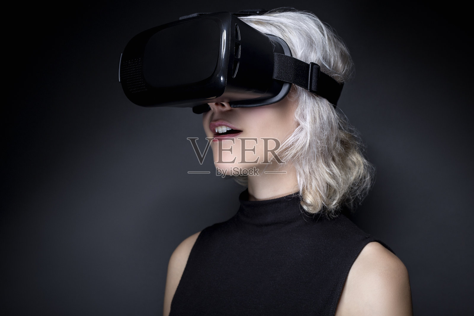 未来女人与虚拟现实耳机照片摄影图片