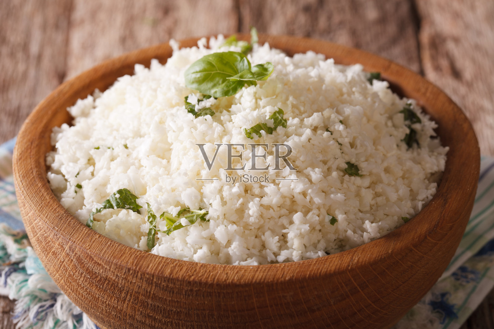 原始人食物:花椰菜米饭配香草。水平照片摄影图片