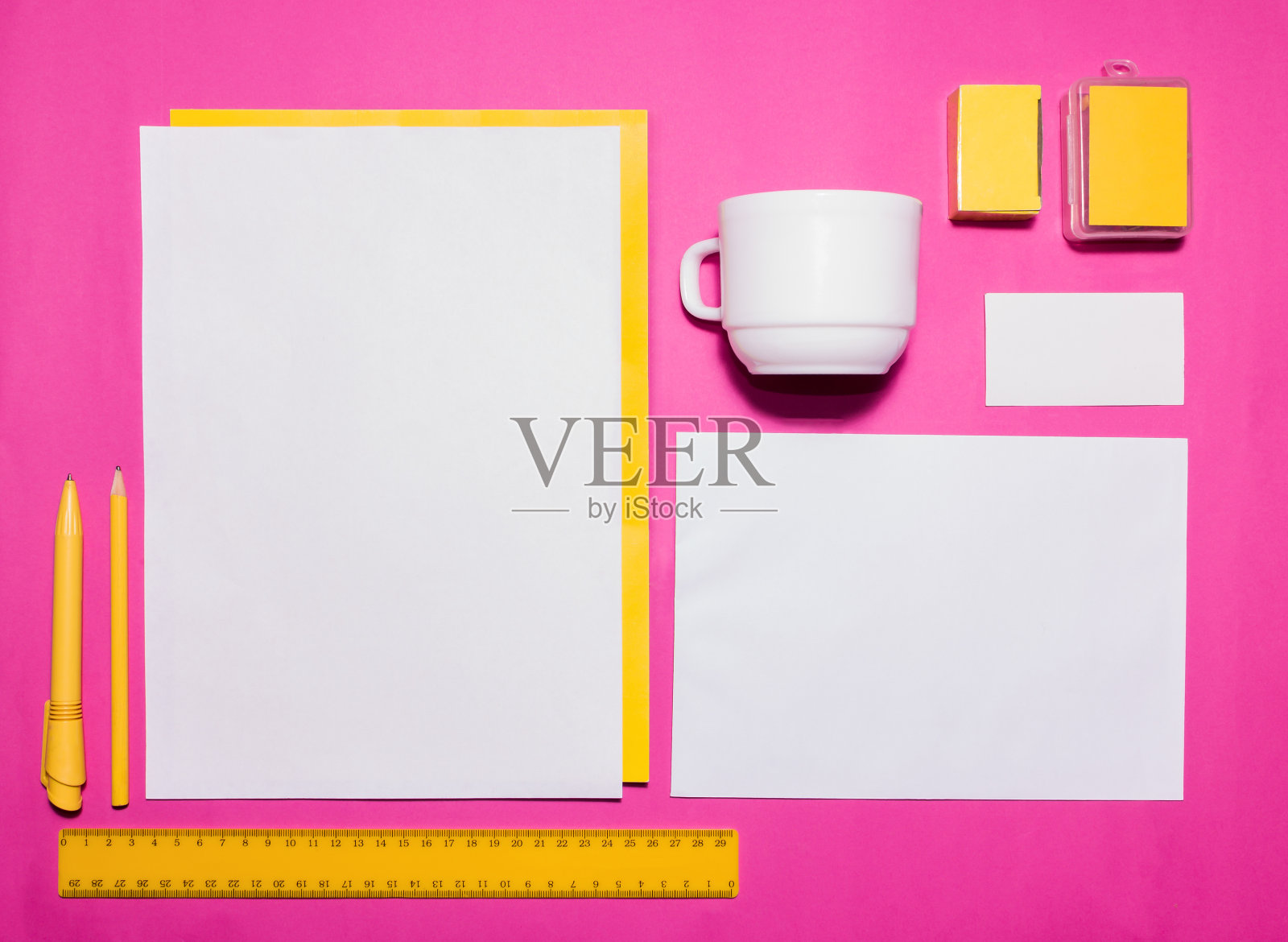 模拟商业模板与卡片，纸，笔。粉红色的背景。照片摄影图片