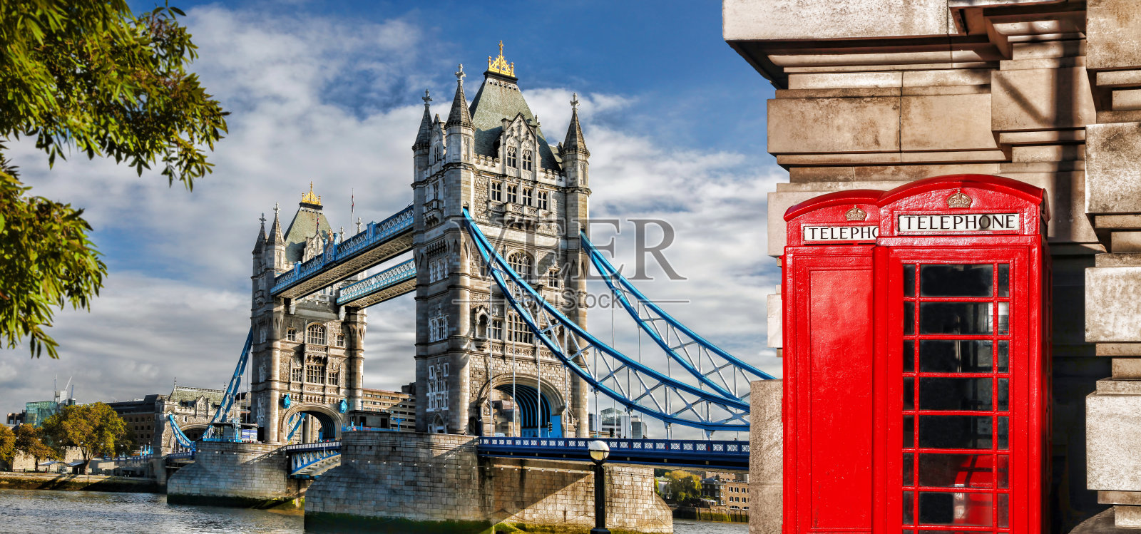 英国伦敦塔桥上的红色电话亭照片摄影图片
