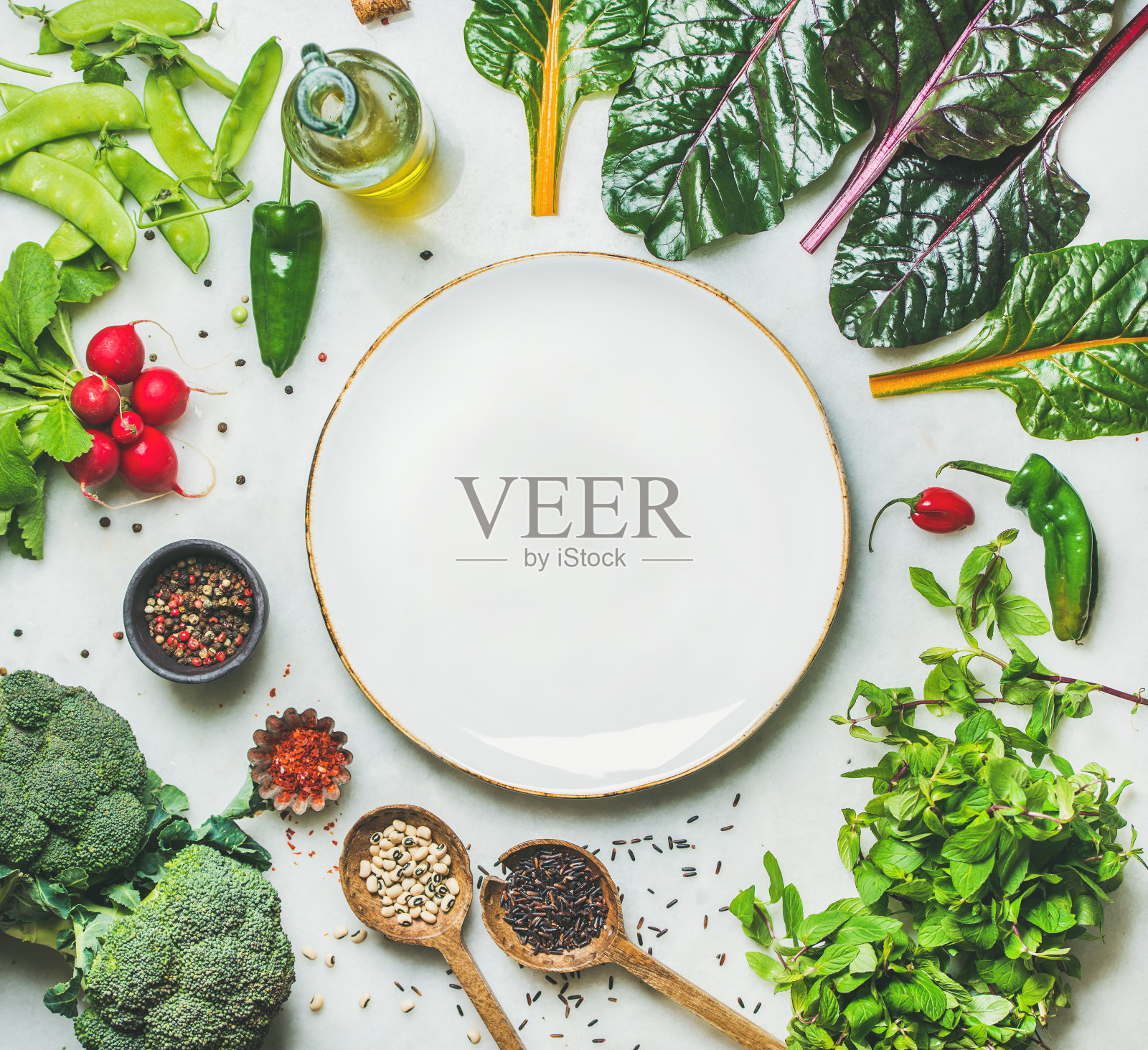 新鲜蔬菜，生蔬菜和谷物，白色盘子在中间照片摄影图片