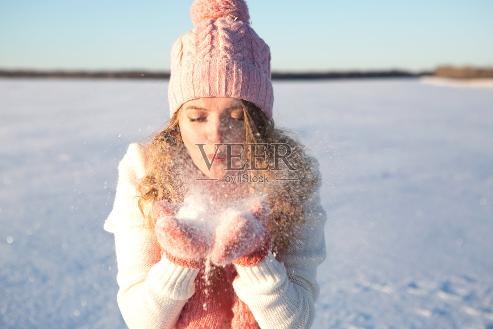 美丽的女孩在冬天的背景照片摄影图片