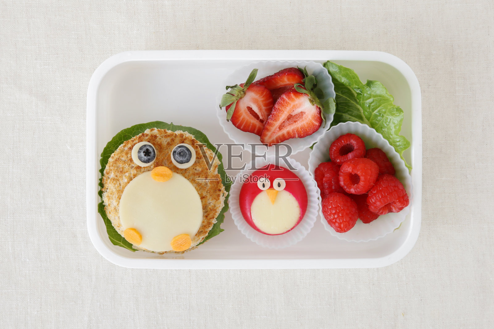 企鹅健康午餐盒，儿童趣味食品艺术照片摄影图片