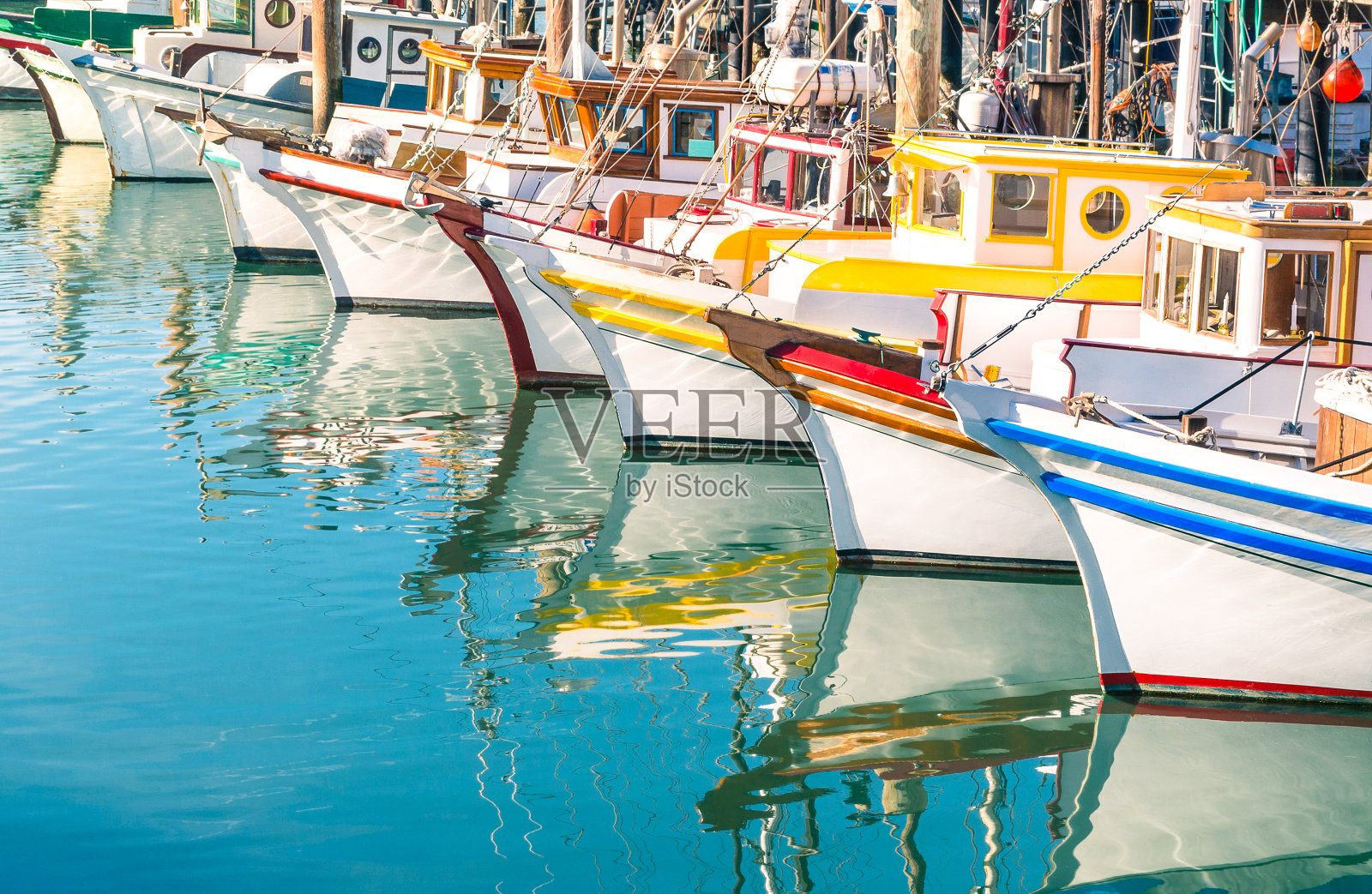 旧金山湾渔人码头上五颜六色的帆船照片摄影图片