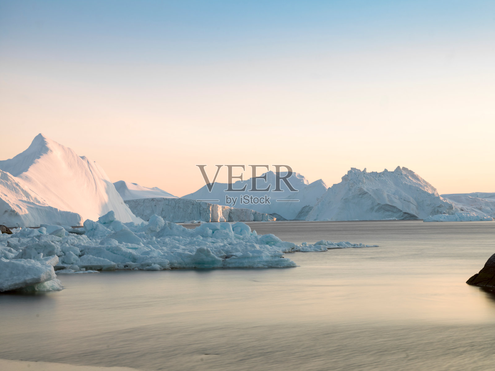 长曝光拍摄的北冰洋上的冰山照片摄影图片