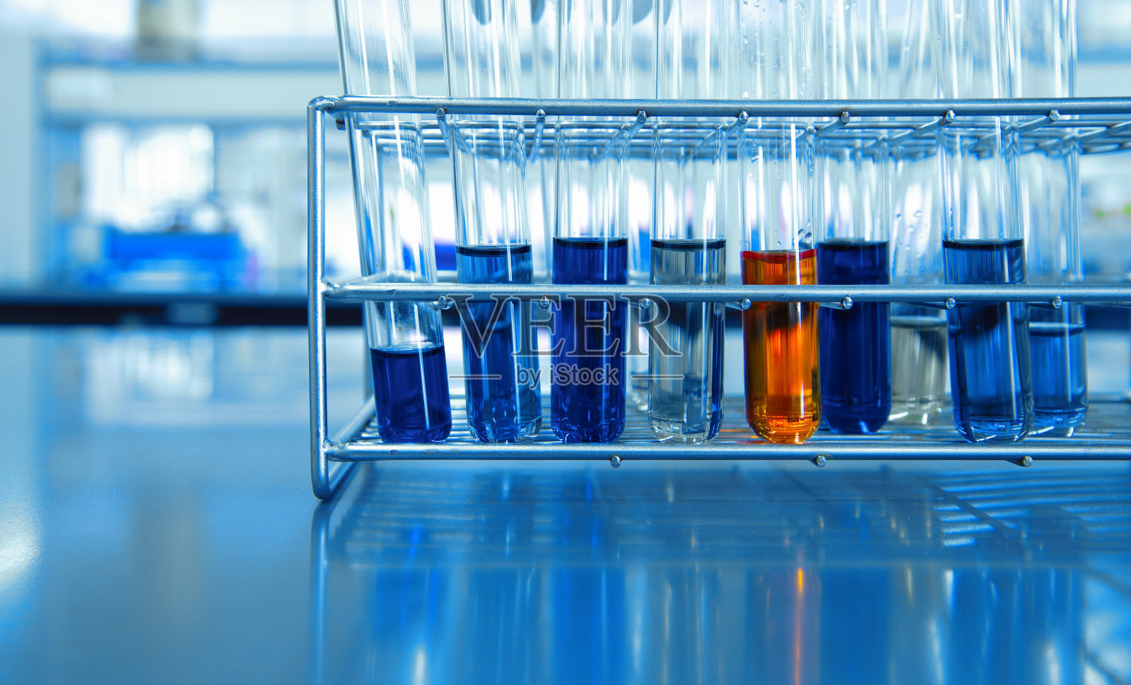科学实验室试管中的橙色和蓝色化学溶液照片摄影图片