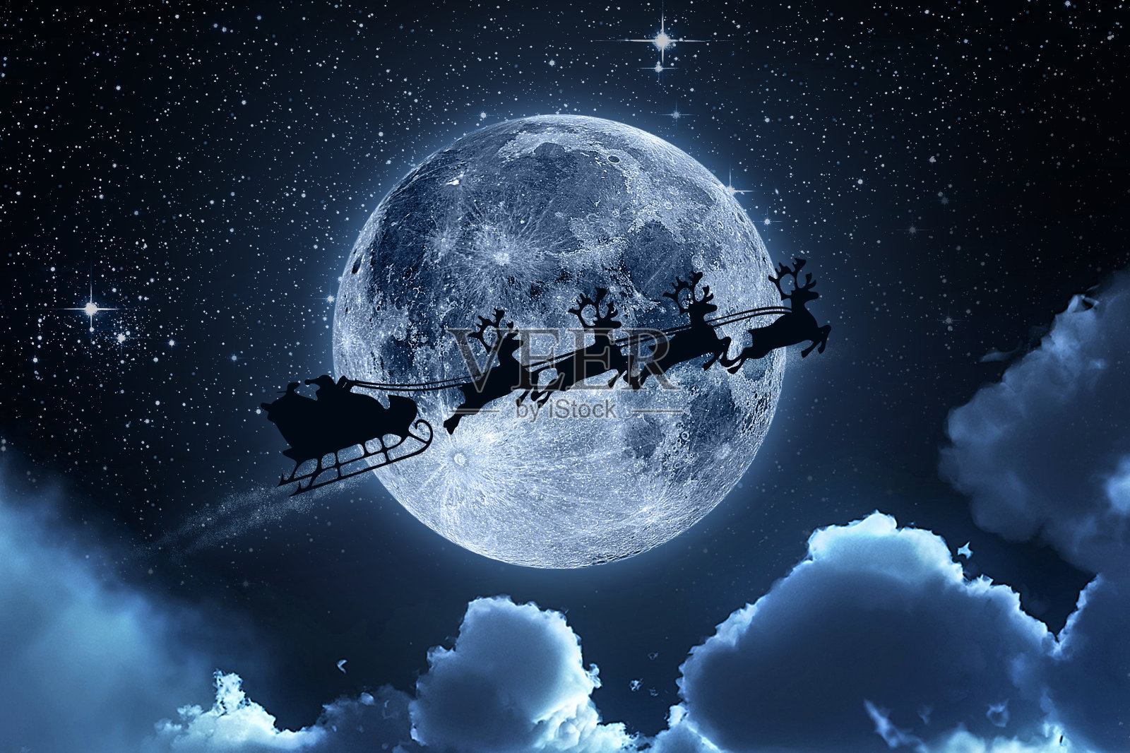 圣诞老人在天空中飞翔照片摄影图片