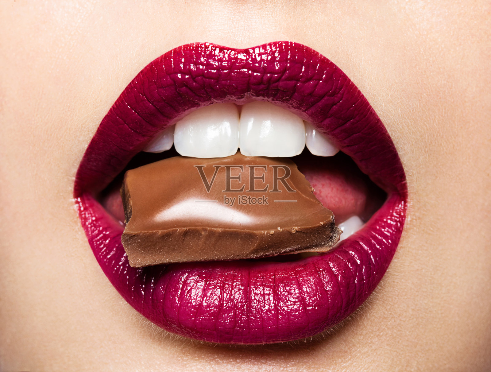 美丽的女性嘴唇与巧克力照片摄影图片