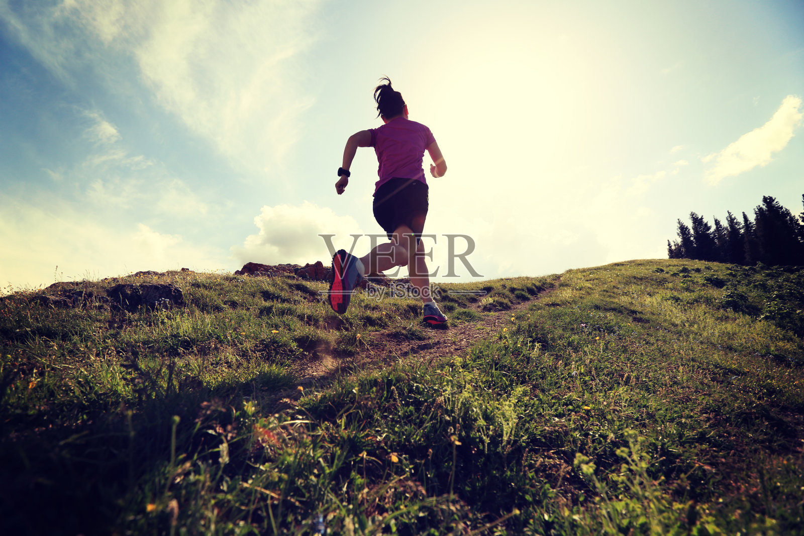 健康年轻女子越野跑在美丽的山峰上照片摄影图片