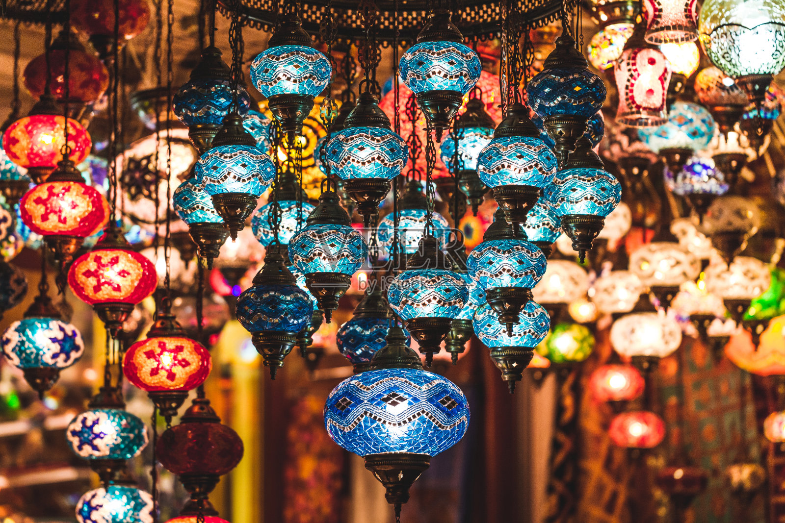 令人惊叹的传统手工土耳其灯在纪念品商店照片摄影图片