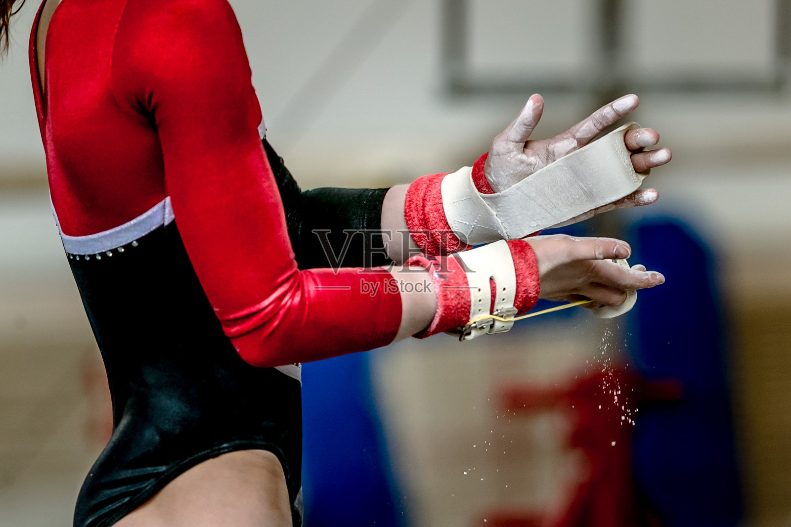 体操运动员在单杠上表演前紧握女孩的手照片摄影图片
