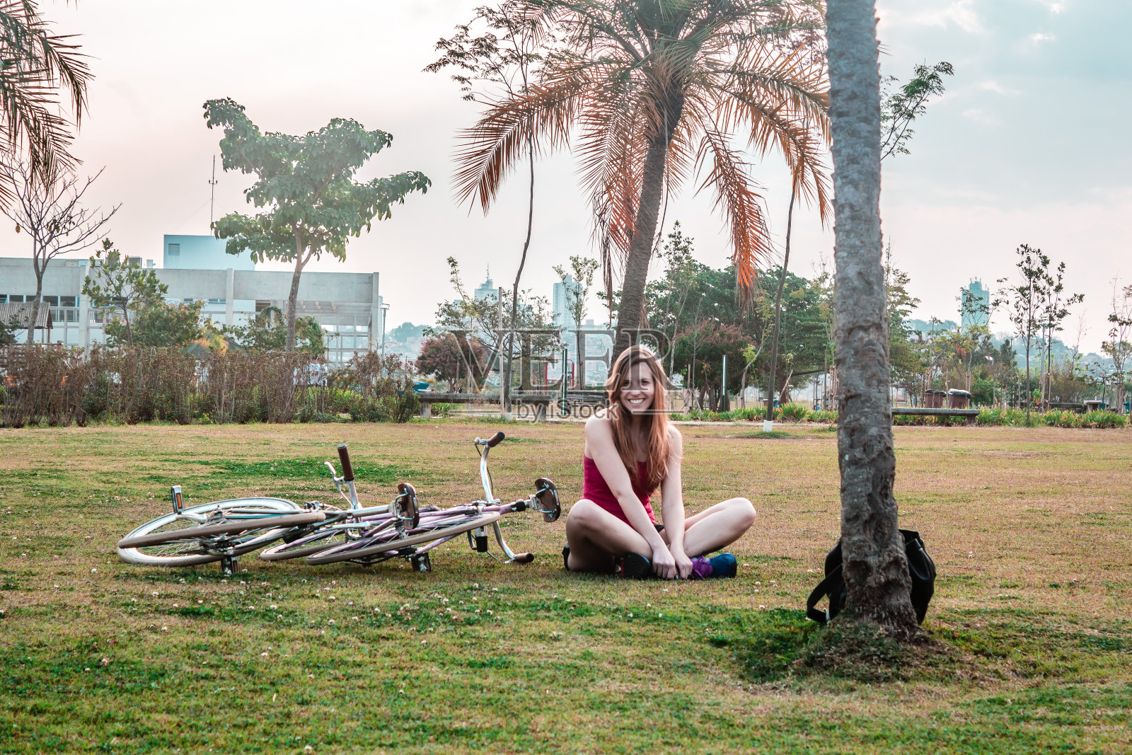 女孩和她的自行车在Villa-Lobos公园圣保罗照片摄影图片