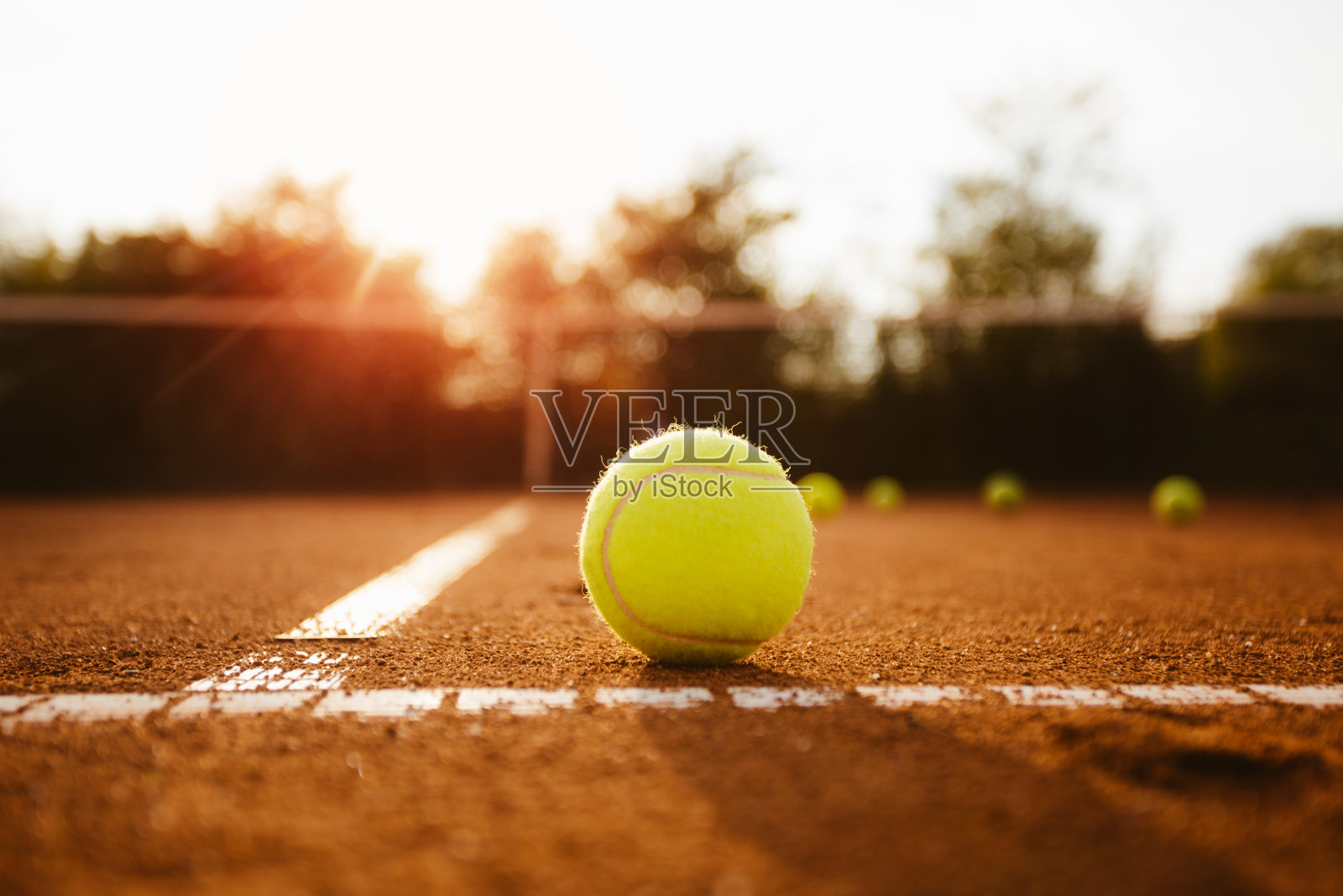 红土球场上的网球照片摄影图片