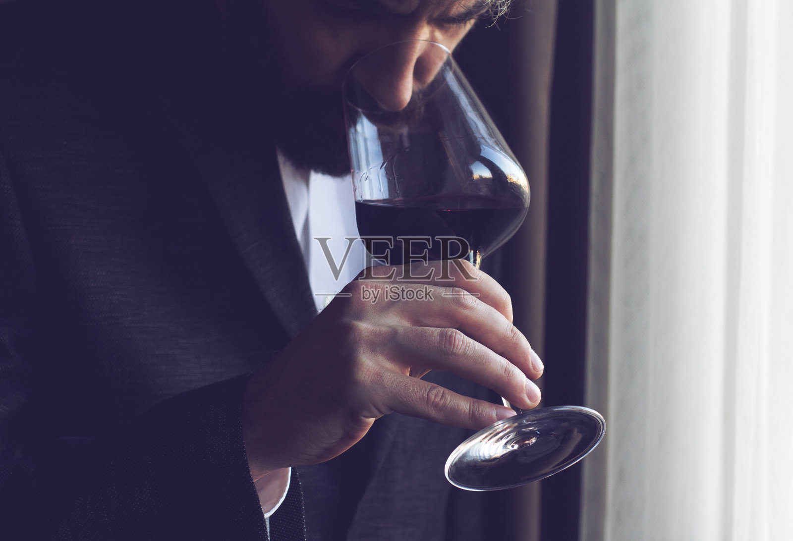 一个品尝红酒的男人照片摄影图片