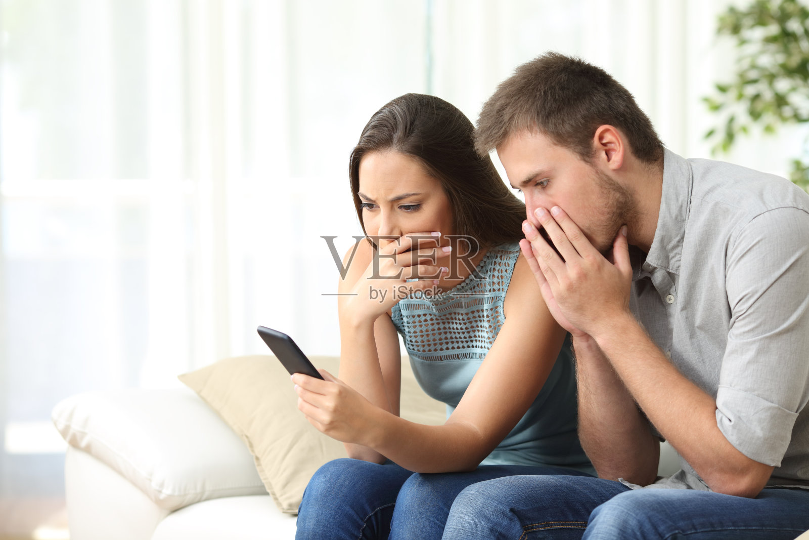 一对忧心忡忡的夫妇在电话里读着坏消息照片摄影图片