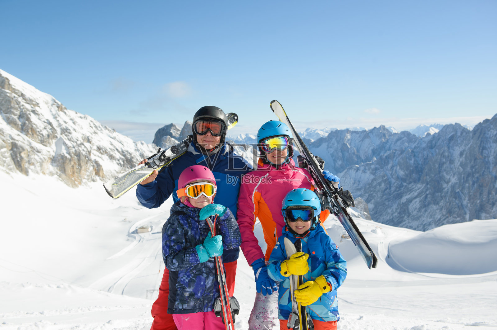 快乐的一家人在山上享受寒假。照片摄影图片