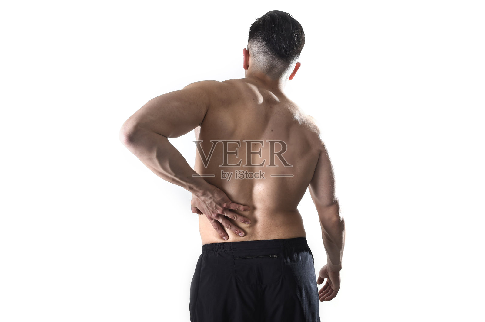 男人抱着酸痛的腰，忍受着身体的疼痛照片摄影图片