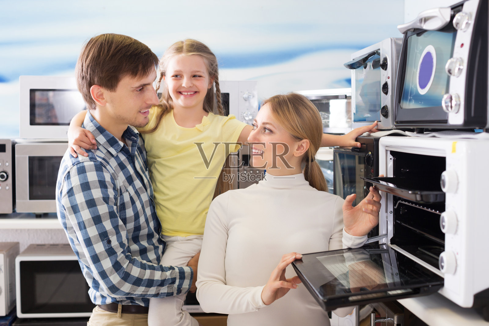 家庭购买现代微波炉照片摄影图片