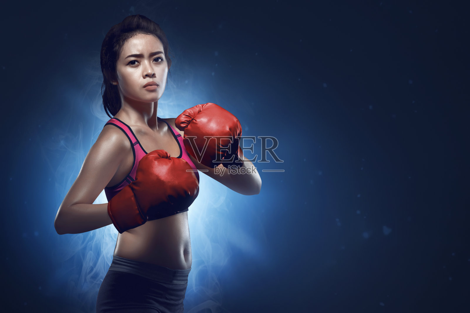 亚洲女拳击手运动员准备战斗照片摄影图片