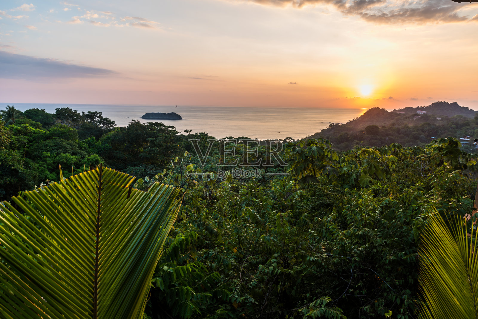 日落在曼纽尔安东尼奥，哥斯达黎加-热带太平洋海岸照片摄影图片