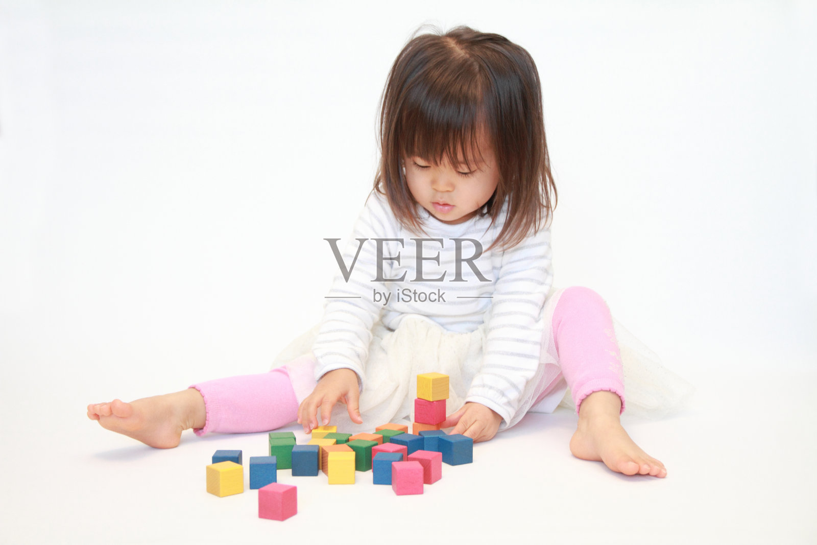 日本女孩玩积木(2岁)照片摄影图片