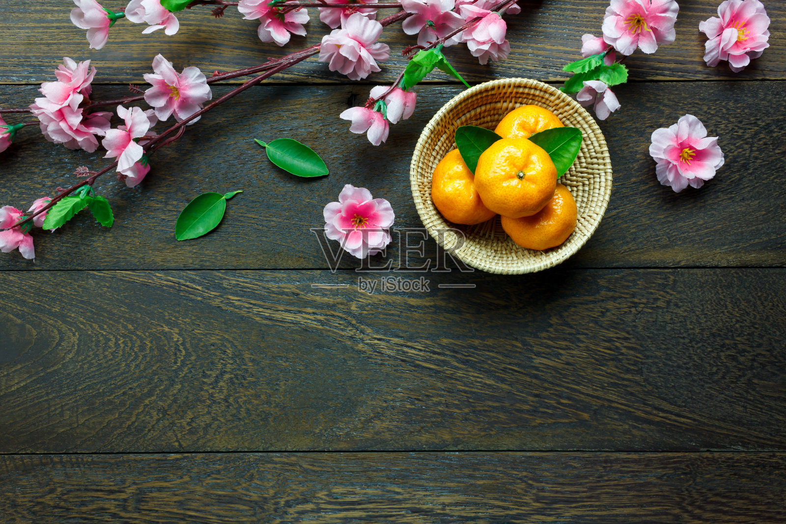 俯视图橙，叶，木篮子，梅花桌上照片摄影图片