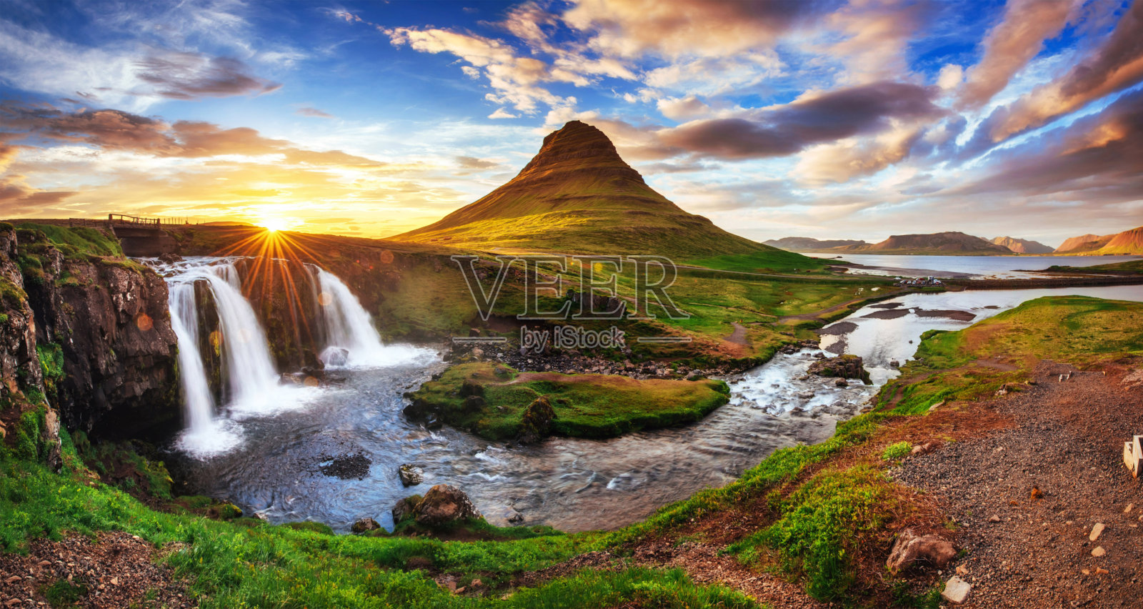 风景如画的日落和瀑布。Kirkjufel照片摄影图片