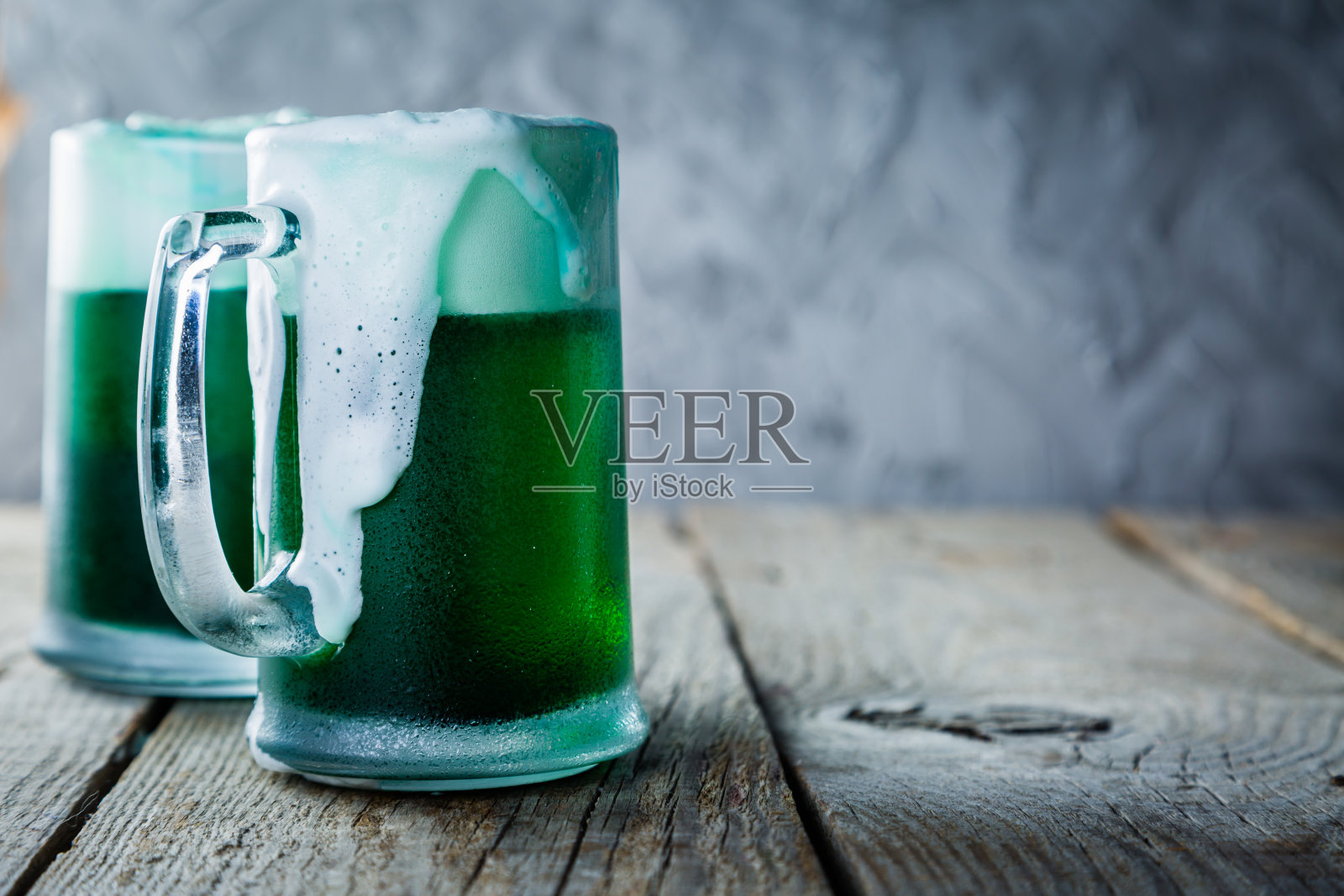 绿色啤酒在杯子上的乡村木材背景照片摄影图片