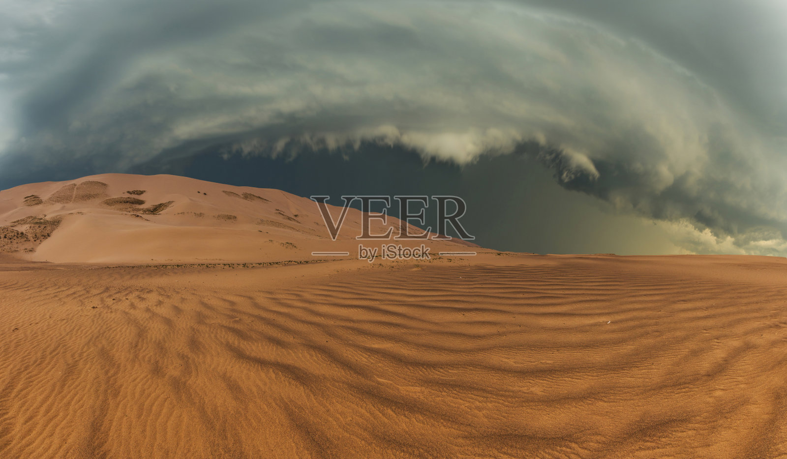 沙漠中的雷云照片摄影图片