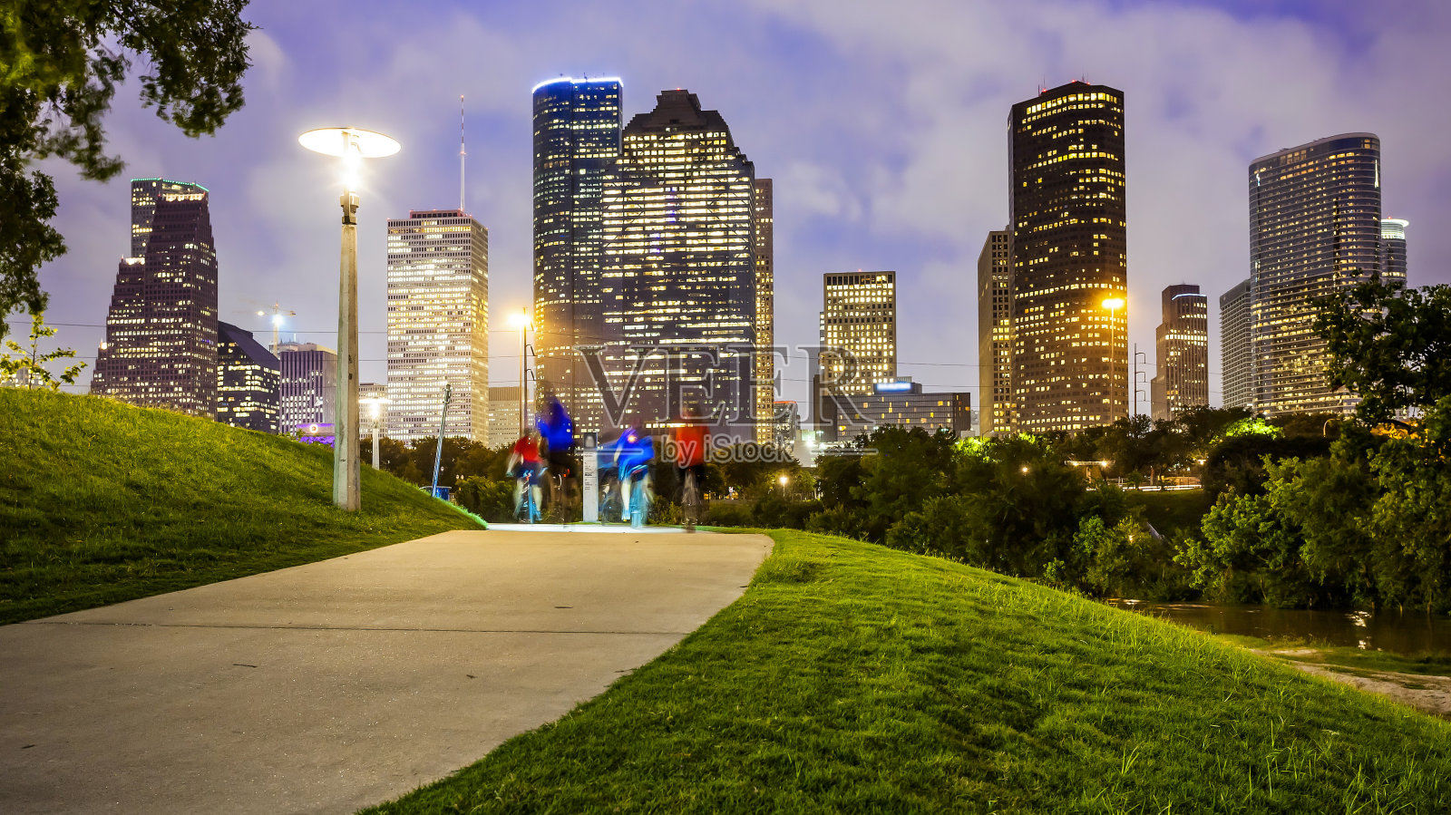 休斯顿城市夜景和公园里的人们照片摄影图片