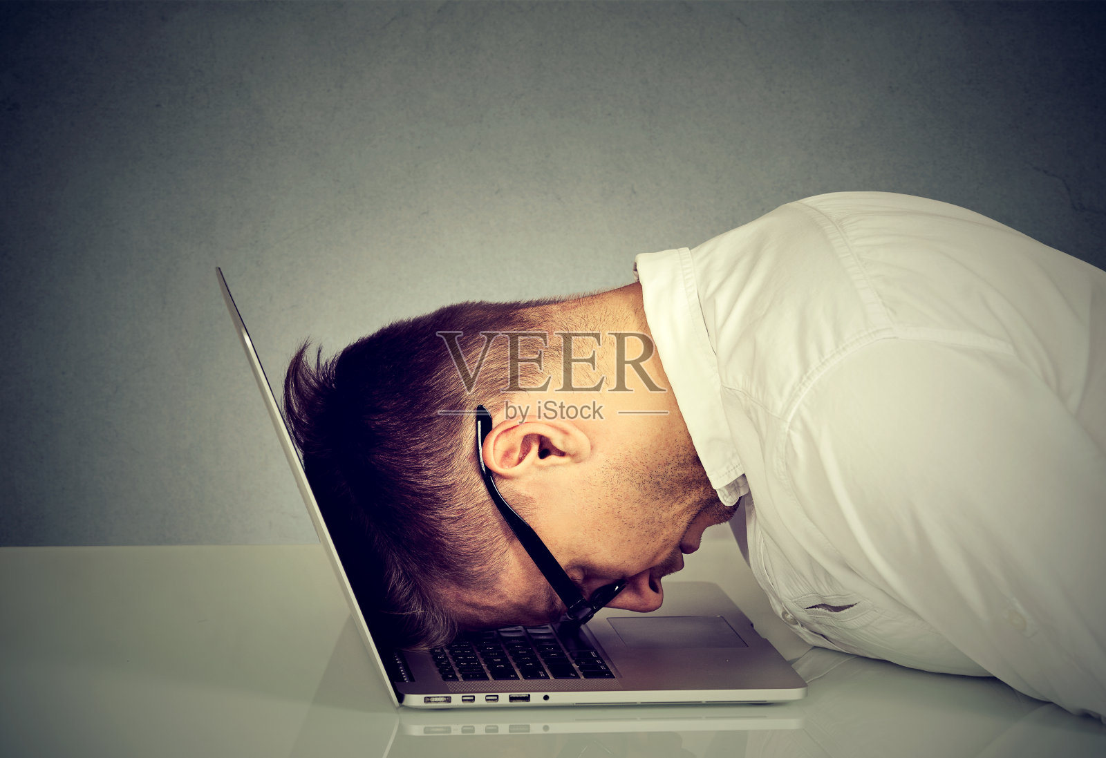 绝望的员工紧张的人靠在笔记本电脑上休息照片摄影图片