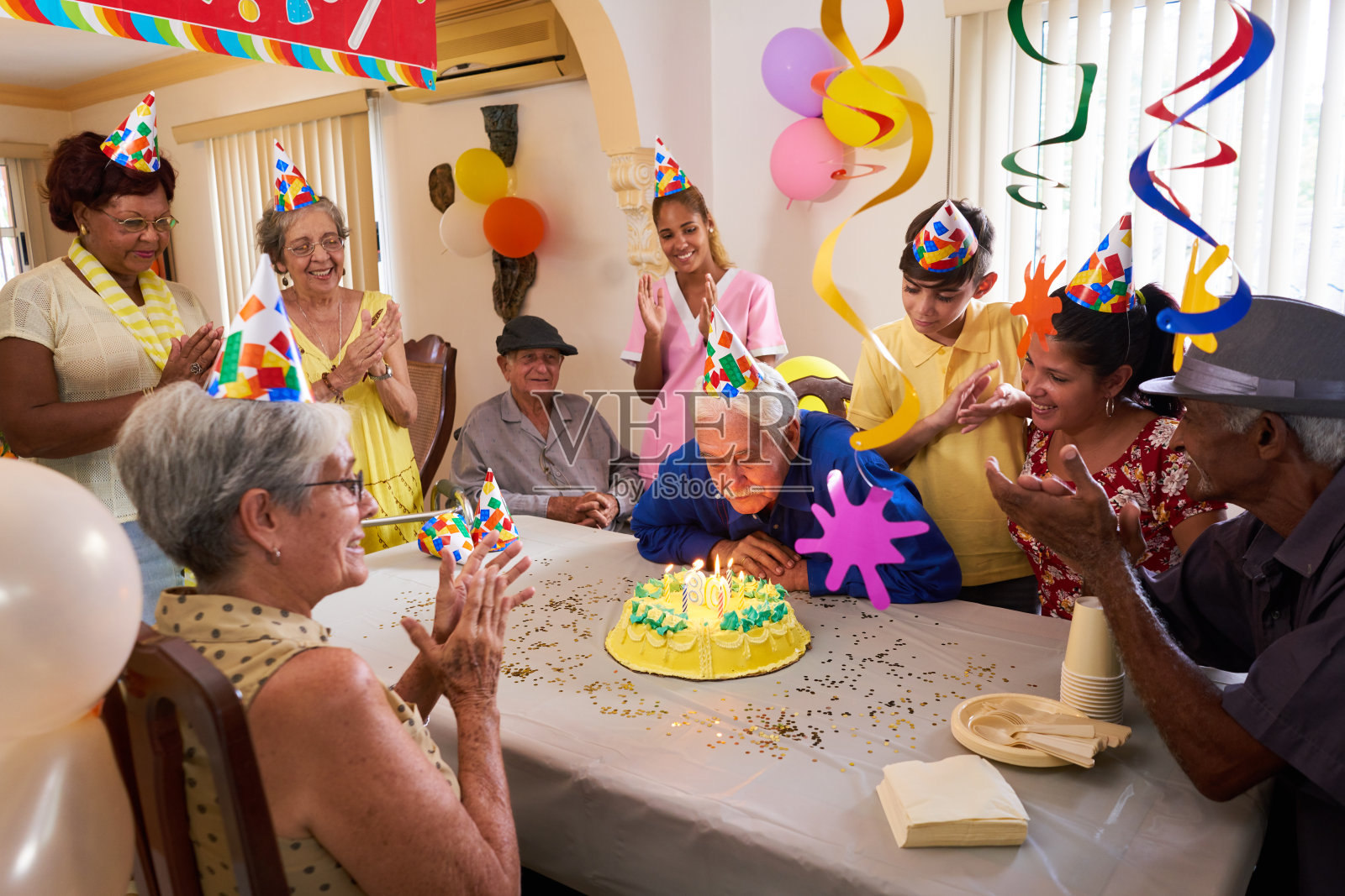 在敬老院举行家庭聚会庆祝生日照片摄影图片