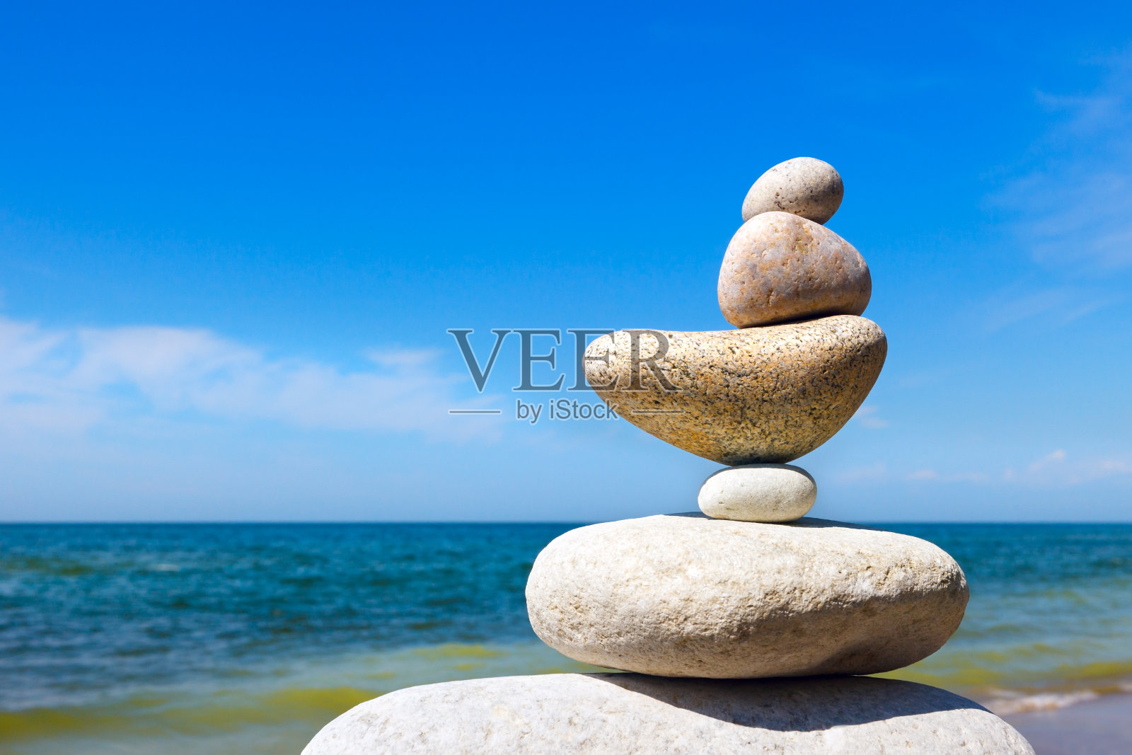 岩石禅宗的背景，夏天的海。的概念照片摄影图片