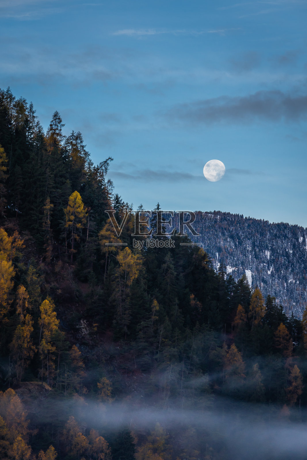瑞士阿尔卑斯山的满月照片摄影图片