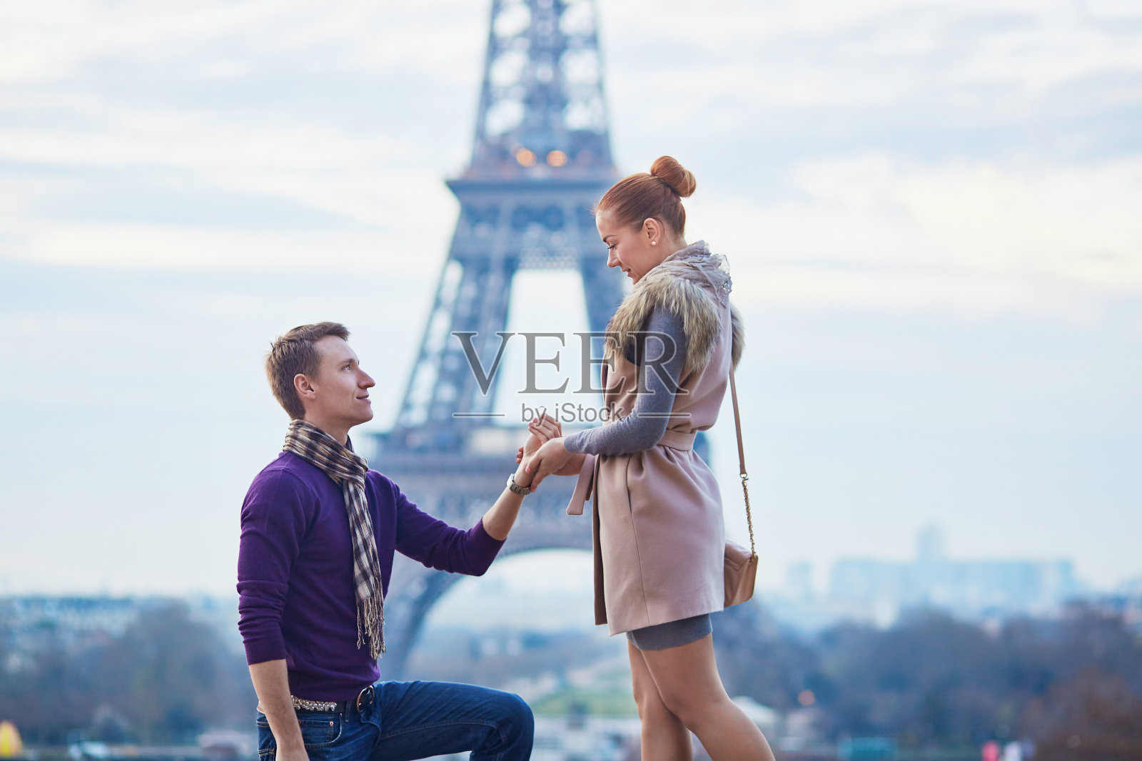 巴黎浪漫的订婚照片摄影图片