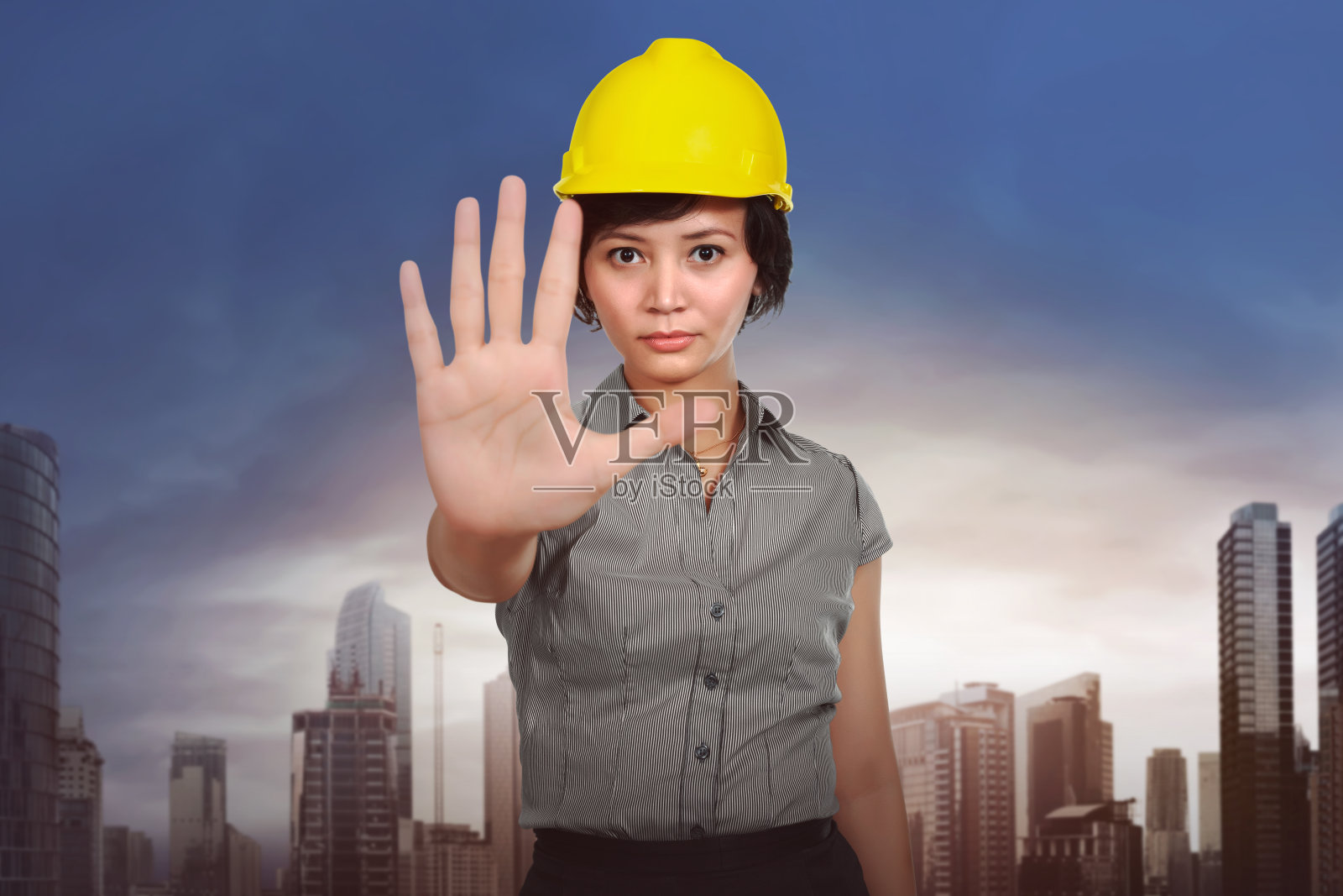 亚洲工人妇女与停止手势照片摄影图片