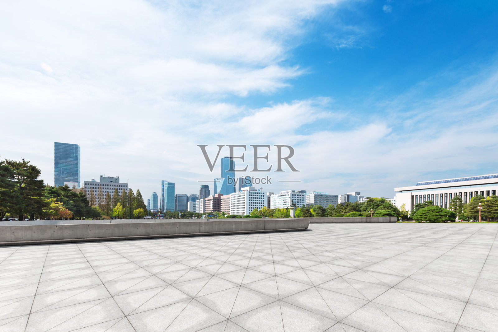 从空荡荡的砖地上可以看到首尔的城市景观和天际线照片摄影图片