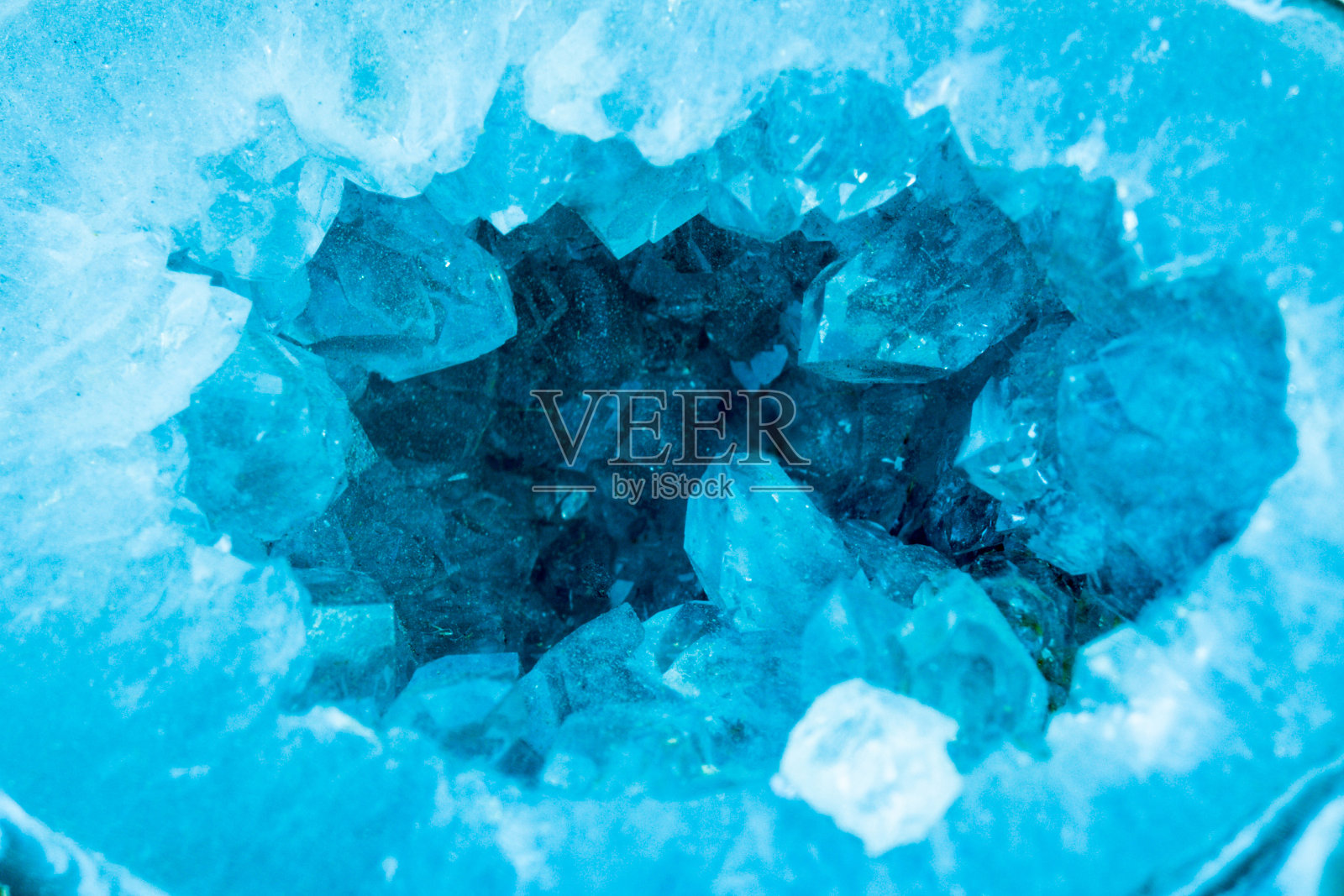 细节宏的一个海蓝宝石颜色的晶圆。美丽的天然水晶宝石。照片摄影图片
