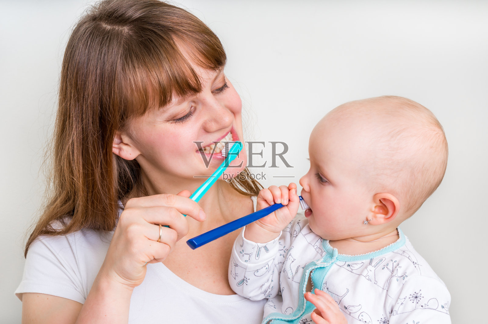 妈妈和她的宝宝一起刷牙照片摄影图片