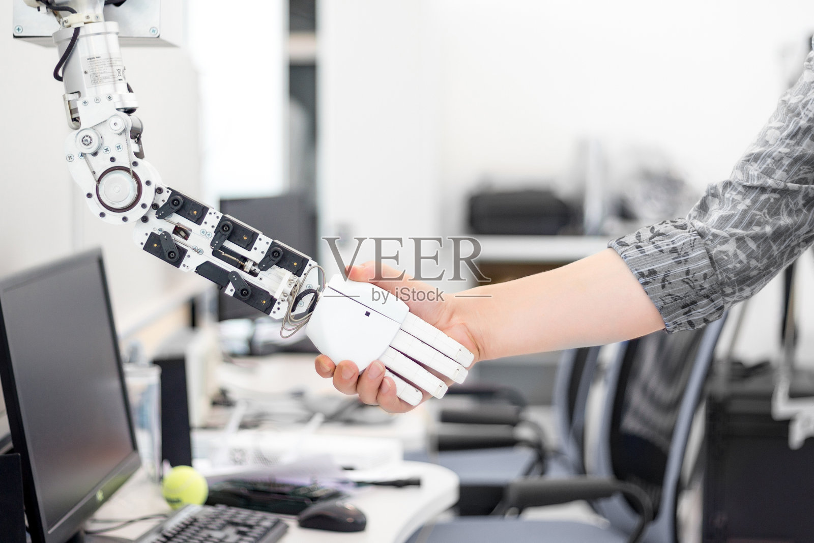 机器人的手握着画在人手上的物体照片摄影图片