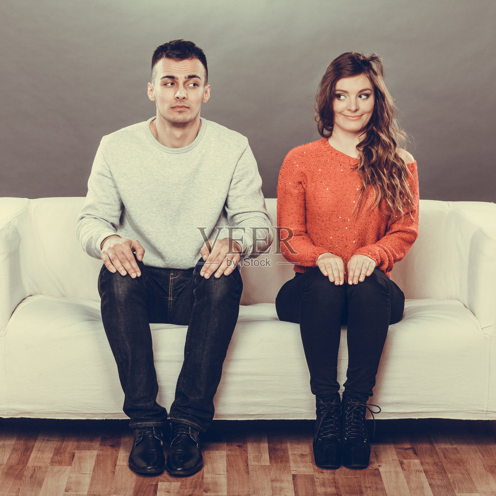 害羞的女人和男人坐在沙发上。第一次约会。照片摄影图片